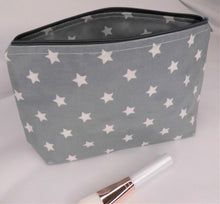 Lade das Bild in den Galerie-Viewer, Kosmetik / Kulturtasche L versch. Muster