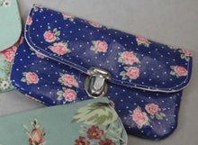 Lade das Bild in den Galerie-Viewer, Kleine Blumen versch. Muster