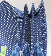 Lade das Bild in den Galerie-Viewer, Große Geldbörse - blaue Sterne