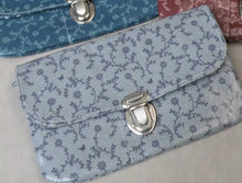 Lade das Bild in den Galerie-Viewer, Kleine Geldbörse Zarte Blüten versch. Farben