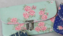 Lade das Bild in den Galerie-Viewer, Kleine Blumen versch. Muster