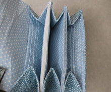 Lade das Bild in den Galerie-Viewer, Große Geldbörse - hell blaue Punkte