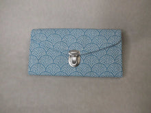 Lade das Bild in den Galerie-Viewer, Große Geldbörse - hell blaue Punkte